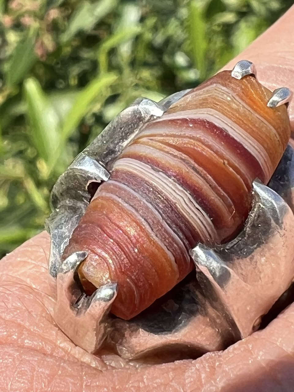 تحفه من الجزع اليماني القديم مرصع بالياقوت الأحمر الأفريقي صياغه تحفه العنوان الكوت للاستفسار الاتصال على ***********
