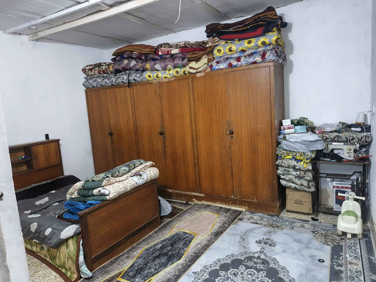 بيت لبيع بغداد الشعب حي الجزائر بل تجاوز مال لمثلث مساحة 150متر ركن علة اربع شوارع شارع يطلع عله شارع الربعين ولثاني يطلع عل سده واحد يطلع له عياده الشعبية واحد يطلع عل لمثلث السعر خاص أو تصال عل رقم بي واتساب بيت تجاوز ***********
