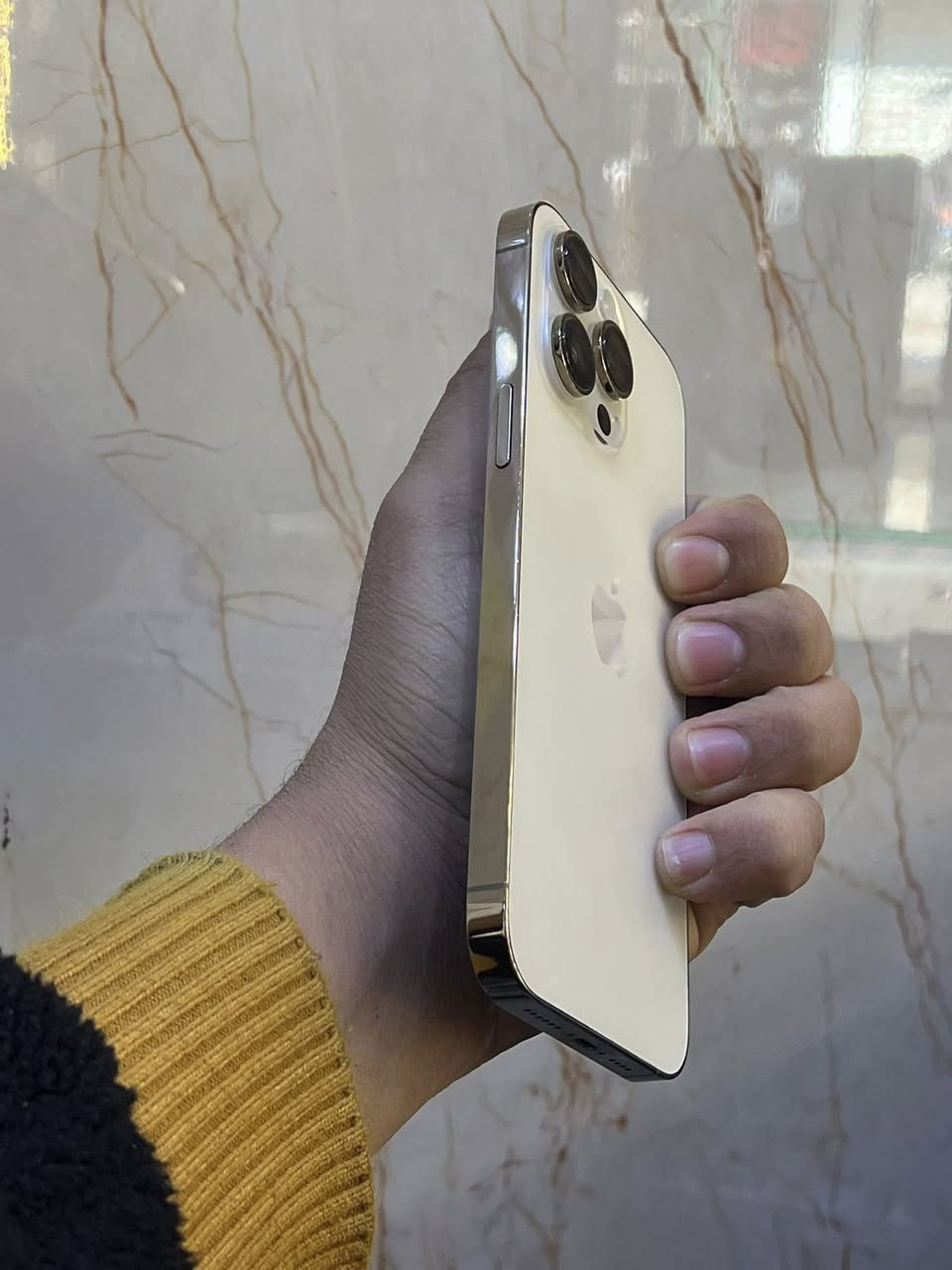 .
ايفون 14 promax
ذاكره 256
بطاريه 86
بلادي على وضع وكاله
نضافه 100
سعر 800 قفل 
عنواني بغداد ***********
