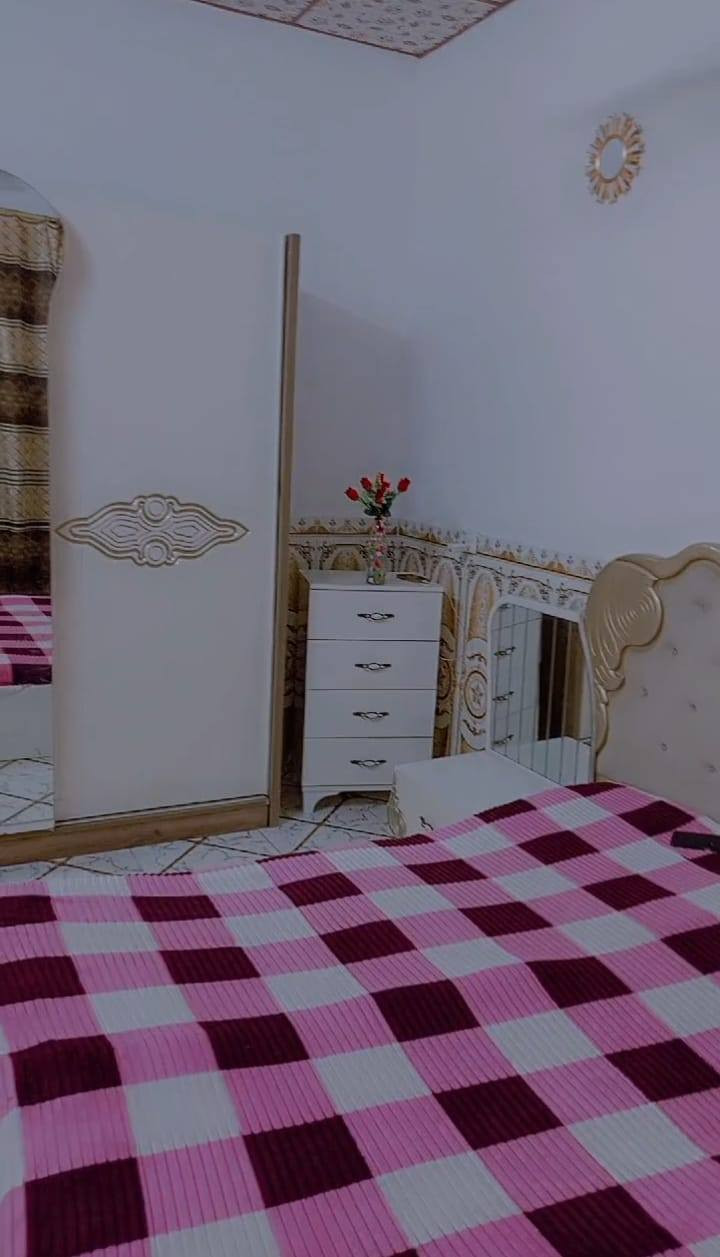 السلام عليكم
غرفة نوم تركيه باب أول 
ديكورهه ملكي خمس قطع 
كنتور باب سلايت 
السعر المطلوب 500 اوبيهه مجال 
هاتف: ***********
