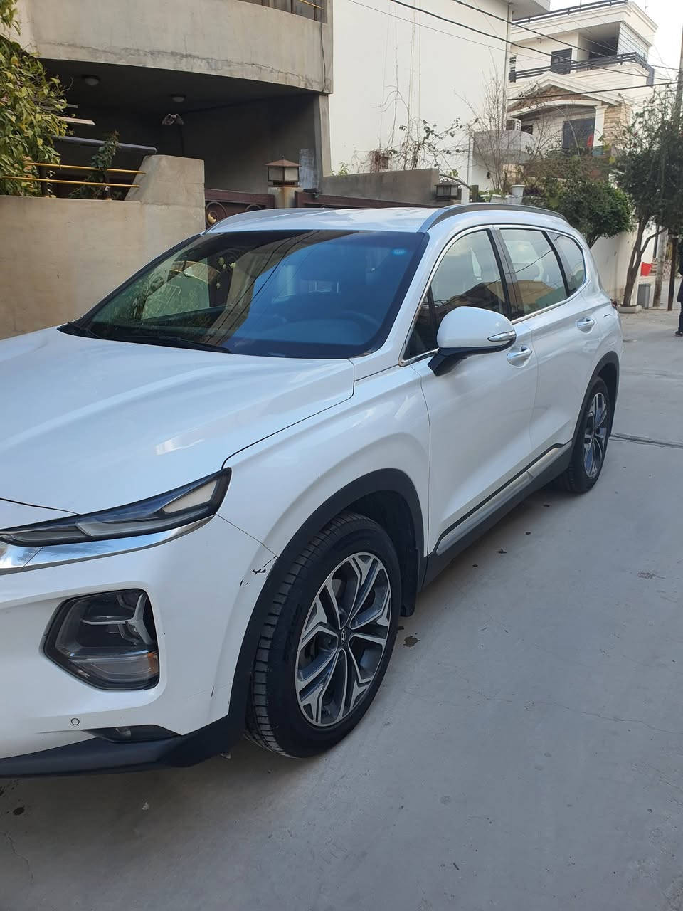 سلام عليكم سنتافي 2019 خليجي
محرك سته سلندر 3.5 المرغوب 
مواصفات معروفه 
بيها شويه صبغ بل قبغ جنطه بدون دواخل ابد
ماشي 137 الف كيلو
مكان سيارة كركوك 
رقم  ***********
