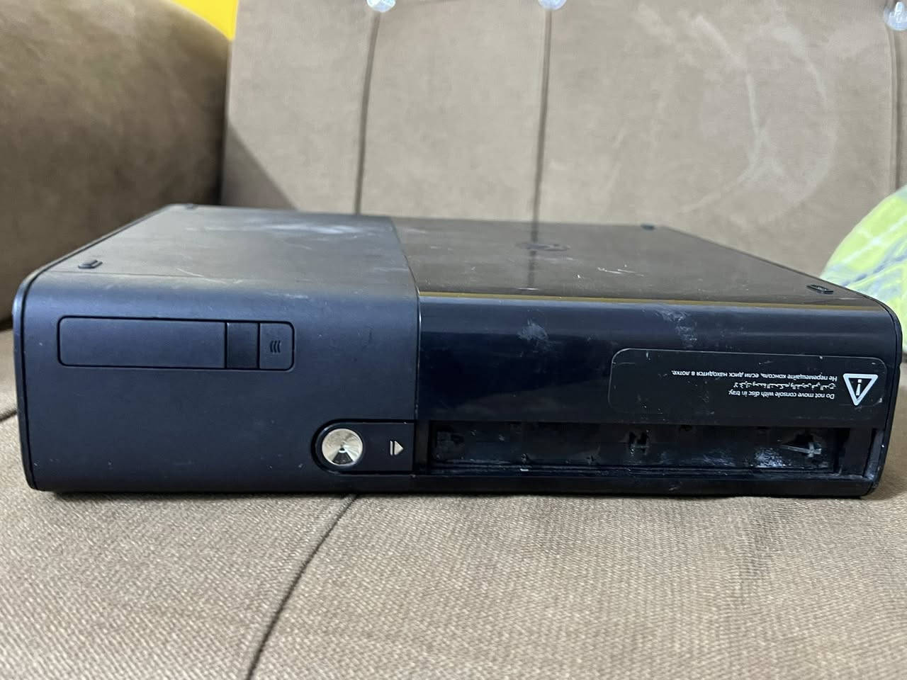 🎮 للبيع Xbox 360 E بحالة جيدة 🎮
جهاز Xbox 360 E نظيف ويعمل ممتاز.

🔹 المواصفات:

- الذاكرة: 250 GB

- عدد الألعاب: 27 لعبة قوية

- من ضمن الألعاب: Call of Duty, Darksiders 1, Darksiders 2, PES  و جيتي اي الاجزاء كلهن وغيرها من الألعاب الحماسية 🔥

🔹 الإكسسوارات:

- يدتين تحكم

  - يدة بلوتوث

  - يدة واير

💰 السعر:100الف  

⚠️ السعر قابل للتفاوض البسيط

اللي مهتم يراسلني على الخاص 📩


**إذا كنت صاحب هذا الإعلان وتريد حذفه لأي سبب، رجاءا أرسل رسالة إلى الدعم الفني**