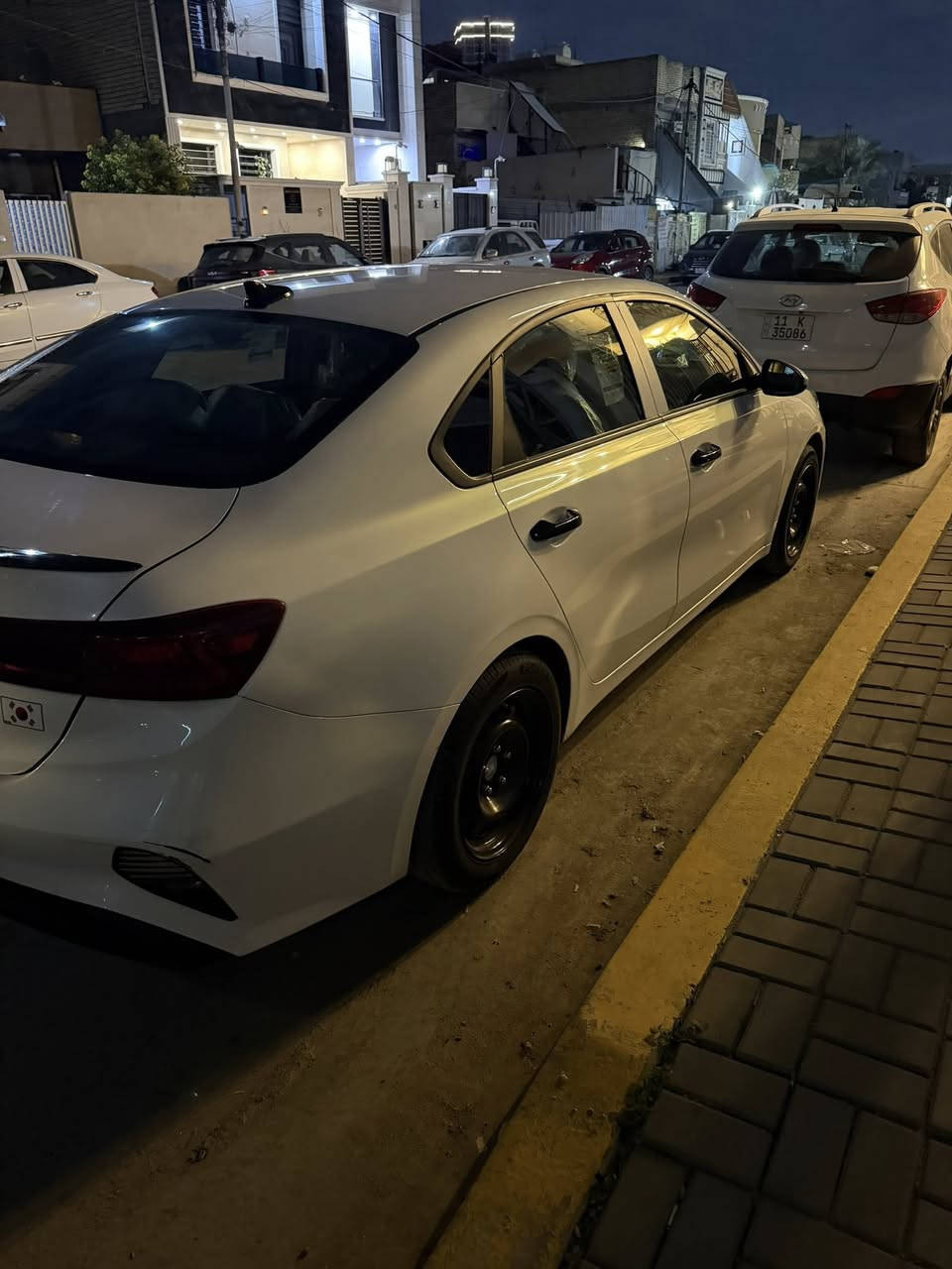 سلام عليكم فورتي 23نص فول محرك 2000 دوش سياره كلين 
بدون حادث  سعر 163
مكان سياره بغداد حي لعدل 
رقم لهاتف ***********
سياره كل نقص مابيها
