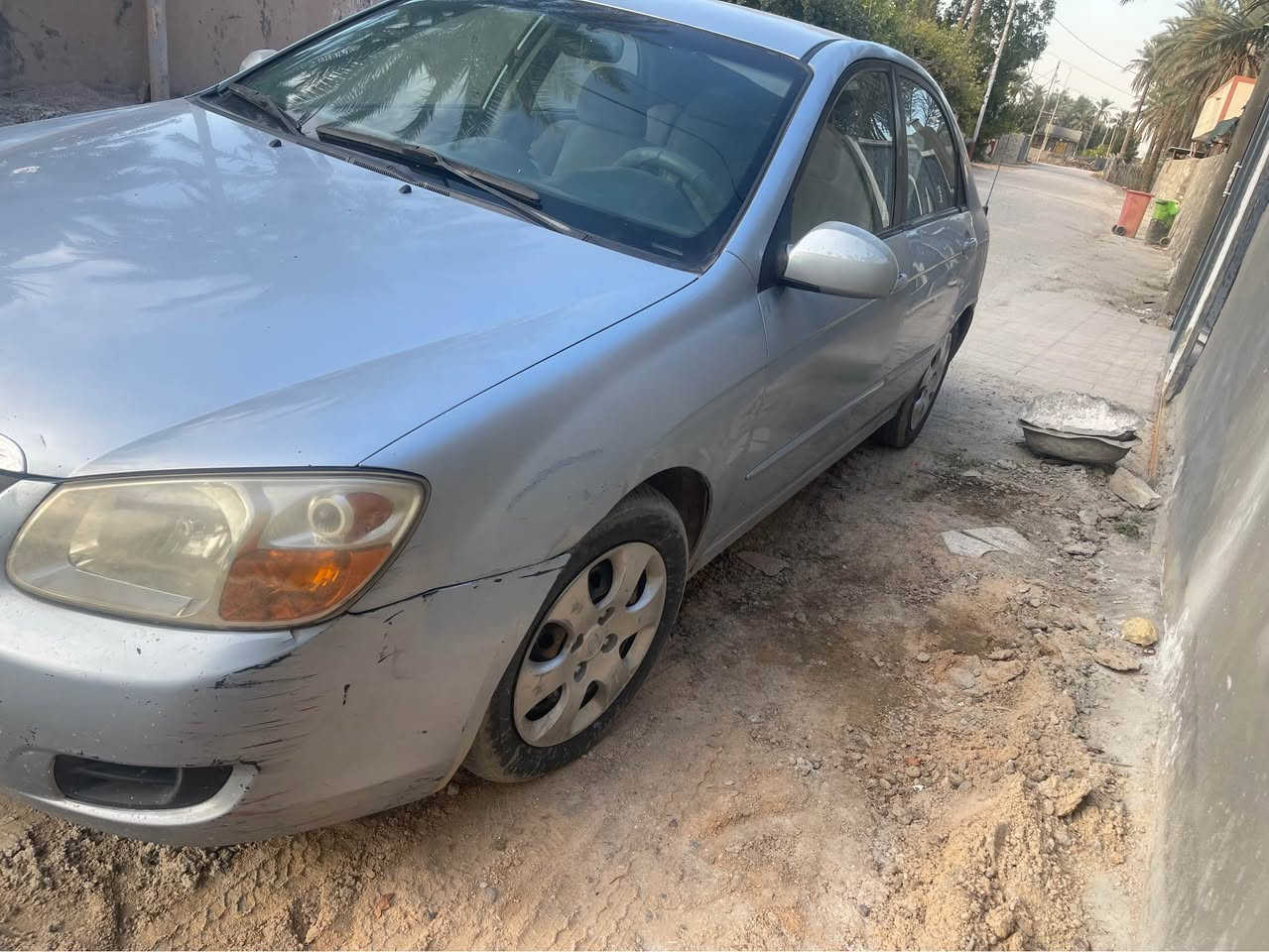 سلام عليكم 
كيا سبكترا 2008
محرك 2000 مامفتوم 
وارد امريكي بيها قطعتين 
صبغ باب السايق ً وجاملغ خلفي 
ونفسهن حاليا جاردات غيرها لا جراد ولا شيء 
تبريد شادلهه منظومه تبريد جديد بيها ضمان سنه لسه ماخلص حداديه بل الصيف نافضهاً امامي خلفي 
ماشيه 130 ميل حقيقي 
بيها شويه خياسات 
السعر 88 وبيها محال 
*********** بغداد, العراق
