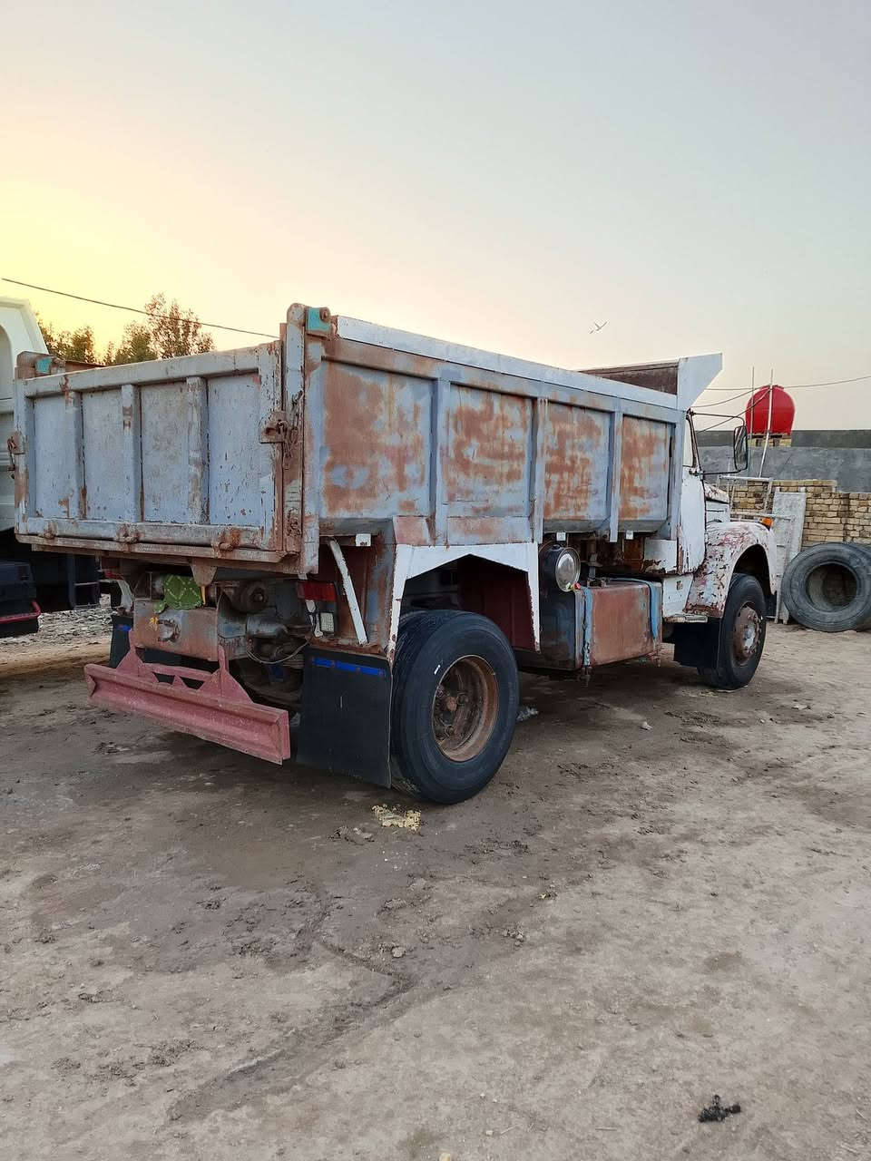 السلام عليكم سكانيه 111 للبيع موديل 74مكينه وكير خير من الله لاصرف ولا بخار اكسنهه وسط شاصي مكفول حداديه جديده تايرات جدد خياسات بس بلكاعيه القماره رقم اصفر مشتغلين بمعاملتهه للستفسار على ***********//***********
