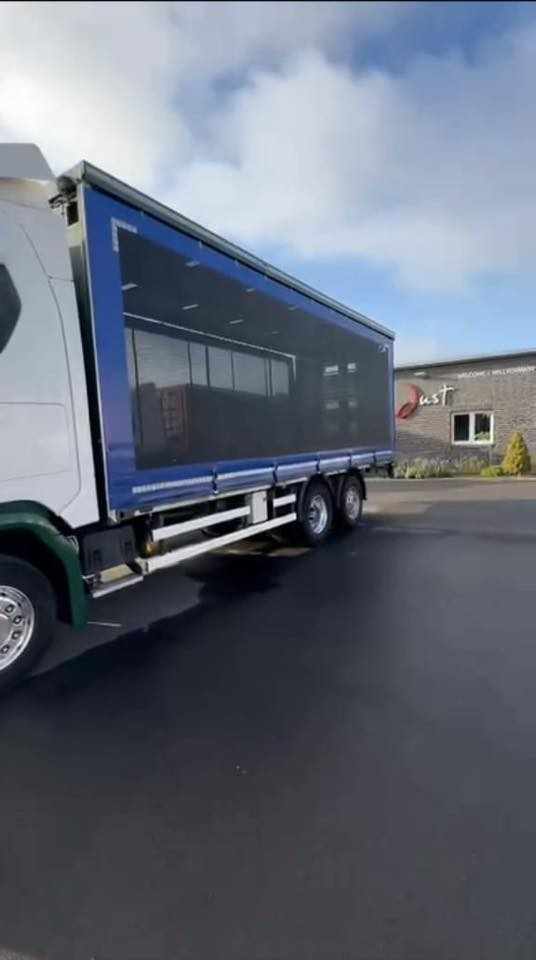 بدي الماني للبيع جادر مشبك سحب جوانب الطول 7.60 سم العرض2.50 - للأتصال:***********
