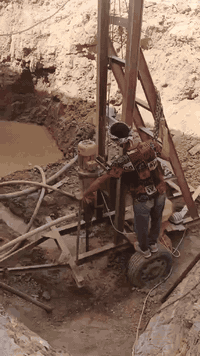 حفر الابار الارتوازية وثقب الشوارع بادارة محمد ‏‪0790 345 3727‬‏
