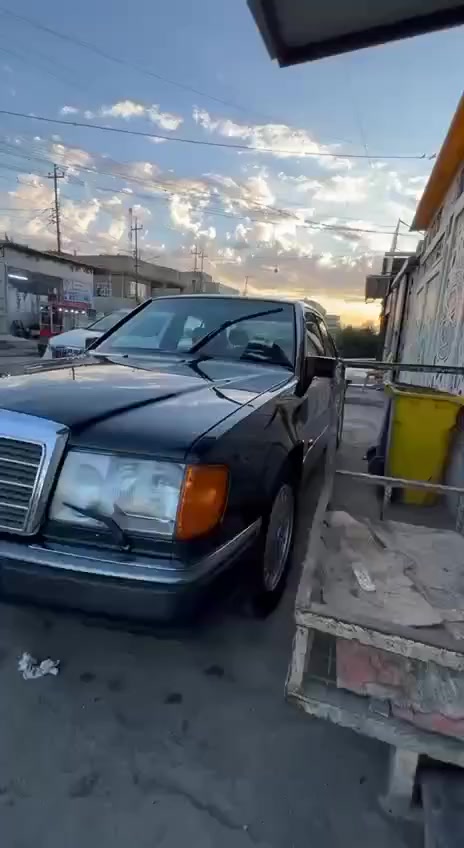 البيع سيارة مارسدس دب 300 ابلادي غرف جلد 
السيارة مصبوغه عام الجماليه موديل 90
كشنات منفصل امامي وخلفي
تخم داير جديد 
سنويه ابمسي 
السعر 80 وبيه مجال 
***********
