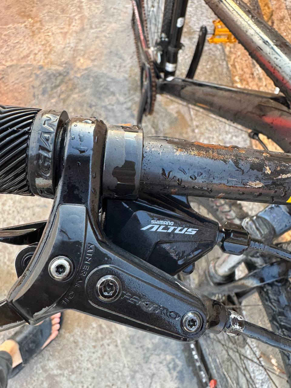 السلام عليكم. الوحش الامريكي ماركة CANNONDALE  (( للبيع او مراوس  برود ))
نظافة اكثر 95%
سيت التوس حديث سبيد 9×3
بريكات هايدروليك تيكترو 
ويالة وزن ريشة تتحمل اوزان عالية جداً ماركة 
تايرات اصلية غنية عن التعريف DURO تايوان 
سرج ماركةGT
مدة سرج دبل ماركة ZOOM
حجم الدراجة 27.5 عالية 
دراجة نظيفة بمعنى الكلمة 

مطلوب مراوس برود او بيع 
للتفاصيل خاص وسعرها جداً مناسب لليرغب بالشراء 
توصيل موجود 
 ***********
