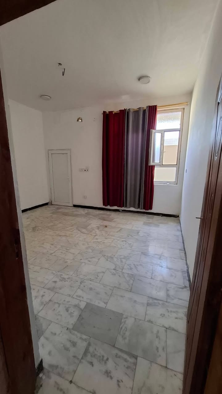 دار للبيـــــــــــــع
او مراوس بمســـــــــاحه أقل.... 
طابــــــــو زراعي سنـــــــــد /25....
ــــــــــــــــــــــ
زويــــــــر الغربي بداية شــــــــــارع الغسل..... 
المســـــــــاحه /250م..... ركـــــــــن 
مبلـــــــــغ البيـــــــع // 140 مليــــــــون معروض... 
ـــــــــــــــــــــــــــ
غرفتيــــــــــن نوم صالــــــه هـــــــول مطبـــــــــــخ صحيات خارجية وداخليه كــــــــــراج حديقــــــــــه ومـــــــــــــناور.... 
ـــــــــــــــــــــــــــــــــ
عقارات رامســــــــــر 
، ***********
***********
