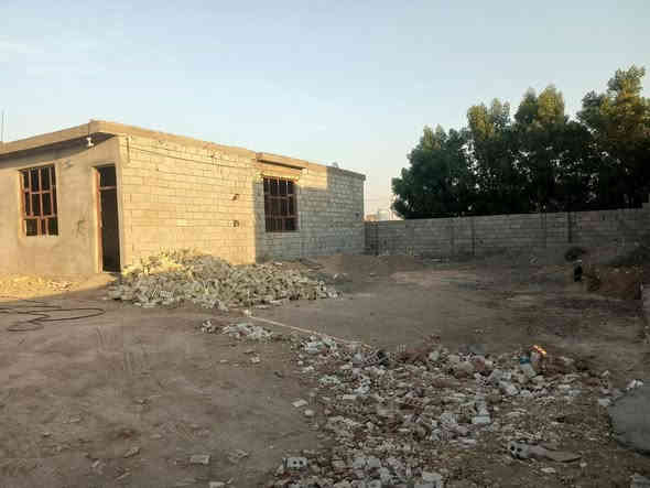 السلام عليكم
كاع مساحته 1000 متر مجاور ماركت القمه 
تحتوي الارض على ثلاث بيوت البيت الاول مساحته 250 م
الثاني 150 والثالث 150 البيوت الي مساحتهن 150 كاملات مابيهن اي نقص 
والبيت المساحته 250 متر بعده هيكل فقط كامل من مجاري ومي وكهرباء نقصه جص وبورك وارضيه 
السعر 190 وبيهن مجال 
الرقم ***********
