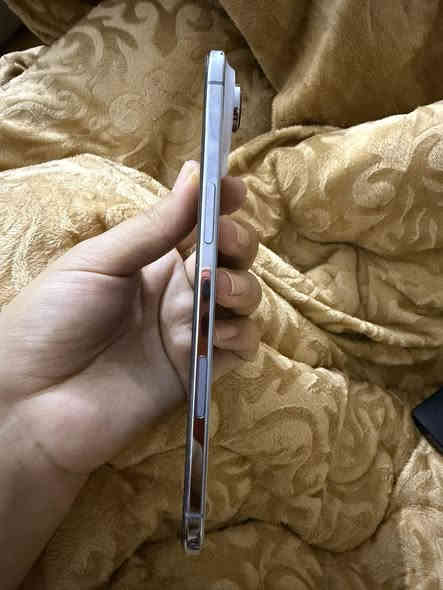 ايفون 17 air /مستعمل بحالة ممتازة استخدام 20 يوم فقط شاحن وكارتون موجود سعر مناسب تواصل. ذاكرة 256 ***********واتساب
