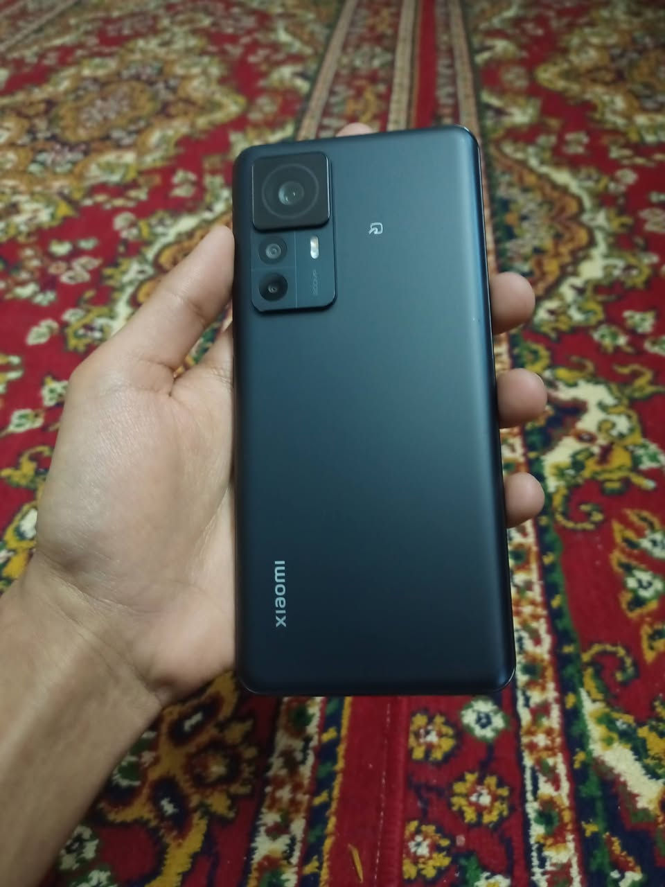 ​📱 للبيع أو "المراوس": وحش شاومي Xiaomi 12T Pro 📱
جهاز فلاجشيب بمواصفات جبارة للبيع أو المقايضة. الجهاز نظيف جداً جداً ومستعمل بعناية فائقة.
​(ملاحظات هامة للأمانة والدقة):
​يوجد كسر بسيط جداً في الحافة العلوية للشاشة (كما هو موضح في الصور)، وهو كسر خارجي لا يؤثر نهائياً على اللمس أو أداء الشاشة.
​الجهاز يباع لوحده فقط (بدون الكرتون أو الشاحن أو أي مرفقات أخرى).
​🔄 أرحب جداً بـ "المراوس" (المقايضة)! 🔄
​إذا كنت تمتلك هاتفاً آخر وترغب بالتبديل، فأنا أفضل وأحب فكرة المراوس جداً. الباب مفتوح للمقايضة بجهاز مناسب، فلا تتردد في عرض جهازك عليّ!
​🚀 أبرز مواصفات الجهاز الجبارة:
​كاميرا خرافية: دقة أساسية 200 ميجابكسل، تمنحك تفاصيل دقيقة وتصوير احترافي.
​مساحة التخزين: ذاكرة داخلية ضخمة بسعة 256 جيجابايت (مع واجهة MIUI 14).
​المعالج: Snapdragon 8+ Gen 1 (أداء خارق وسريع جداً في الألعاب والاستخدام الثقيل).
​الصوتيات: سماعات ستيريو محيطية بالتعاون مع الشركة العالمية Harman / Kardon لصوت نقي وعالي جداً.
​الشاشة: شاشة AMOLED تدعم تردد 120Hz لأداء سلس جداً.
​💰 السعر وتفاصيل التواصل:
​السعر: 300 (قابل للتفاوض البسيط، ومستعد للمراوس).
​الاسم: منتظر حيدر الكعبي
​رقم الهاتف: ***********
​العنوان: البصرة - أبو الخصيب - حي العسكري (قرب سنتر عبدالله).
​أوقات التواجد: متاح للرد على اتصالاتكم ورسائلكم طوال اليوم تقريباً.
​للمهتمين بالشراء أو المراوس، يرجى الاتصال على الرقم أو ترك رسالة وسأرد عليك بأقرب وقت.
