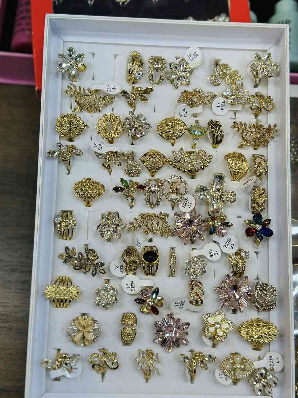 السلام عليكم 
متابعين مجمع النجمة 
حياكم الله عيد مبارك 
اليوم سوينالكم   عروض على الذهب البرازيلي  ٥٠  ٪؜  العرض للعيد  تأخذ قطعتين الثالثه هديه  من ضمن العرض ٥٠ ٪؜

العنوان ديوانية شارع الوكفة مجاور حواء ستايل مقابل احمد الفريجي
***********
