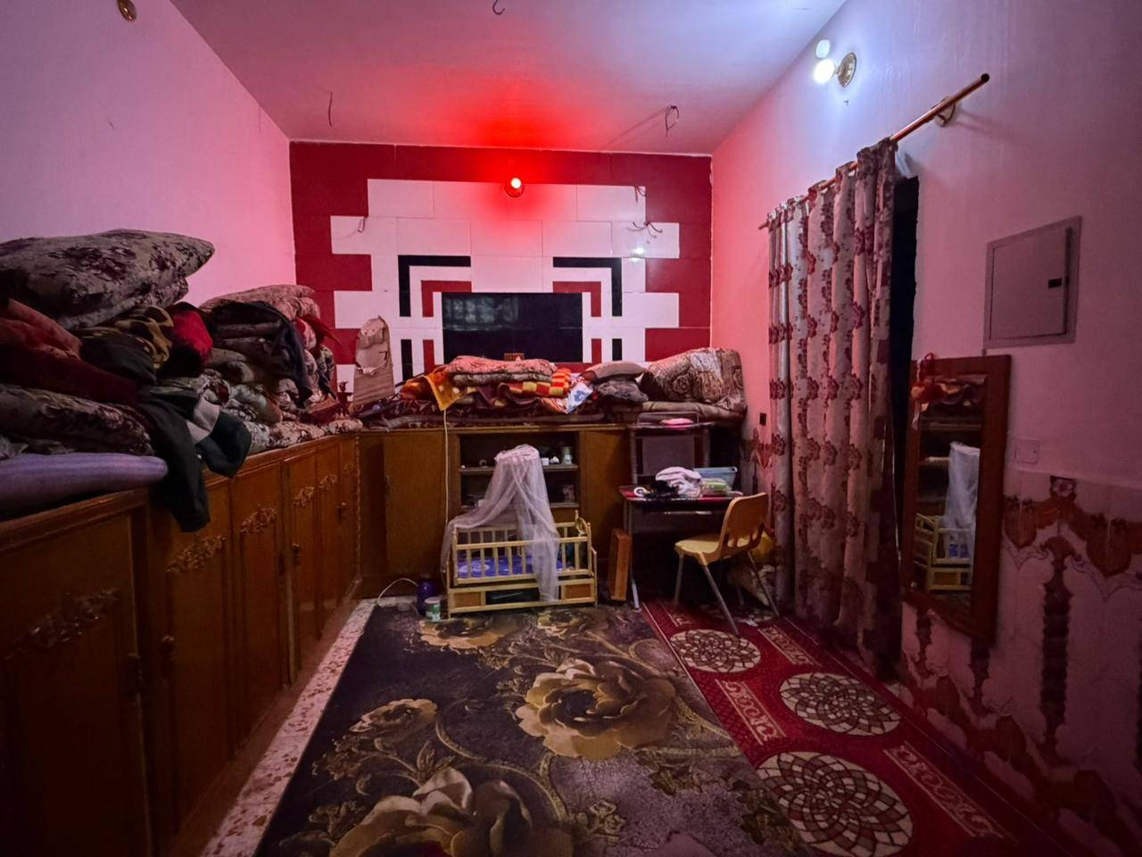 للبيع 800متر بيهن بيت طابقين 300 متر يتكون البيت من 3غرف وصاله ومطبخ واستقبال وصحيات داخلية وخارجية وحديقه 500 متر  سند 25 مداور بأسم المشتري  مشموله  بالتطويب   العنوان خلف شارع الوكفة القديمةالبوجاسم شارع المجمع  ***********+*********** واتساب ***********او مراسلة الصفحة
