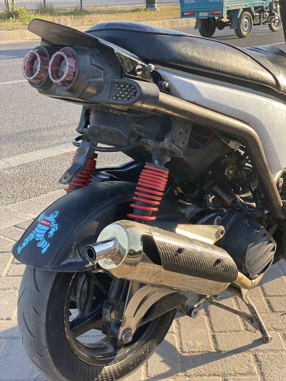 السلام عليكم سكنس جبلي للبيع مكفول مكينه وكفرات بلادي كلشي شوف لعين عليها ترتيبات وصالنصه تايون اصلي من لحاوية فقط واقيه مبدل بيها للجماليه رايدها ب مليون و200 
عنوان بغداد جميلة .. ***********
