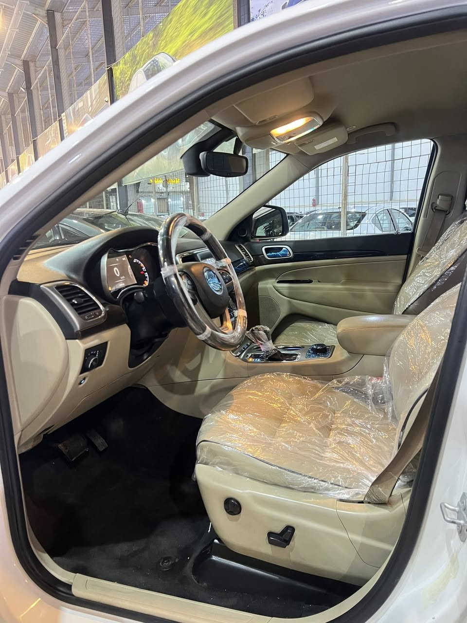 جيب ٢٠١٨ خليجي
سيارة فول بس مابي فتحة 
سيارة فور ويل
حساسات خلفي امامي 
مراي كهربائي 
لايتات LED
بخاخات
كشن جلد كشن كهربائي
سيارة ٢ سويج 
سيارة كفالة عامة دعامي لل دعامي مابي سبغ 
بس مكانين سغير بارد 
سيارة حيل حلوو جديدة 
٤ تيارات جديدة 
سيارة گير معرك حدادية كلة بشرت 
***********عندي واتساب
