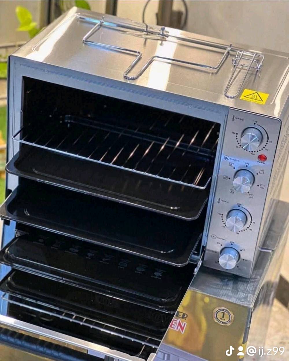 فرن 60 لتر ستانلس ستيل من ماركة امبليوم 
🔺هيتر تحكم منفصل الاعلى والاسفل .
 8 هيترات حلزونية عكس باقي الانواع 
 🔺شواية دجاج دوارة .
🔺صينية عدد 2 .
 🔺 شبكة .
 🔺 مروحة لتوزيع الحرارة .
 🔺 ضوء داخلي .
🔺باللون الفضي  .🔺جامة البوابة مراية .
🔺ثرموستات تحكم بدرجة الحرارة .
🔺 5 عمليات في الفرن .

🛑مع ضمان حقيقي لمدة سنة من تاريخ الشراء🛑 

‏‎للحجز والاستفسار مراسلتنا او
*********** واتساب
التوصيل لجميع المحافظات 🇮🇶 

