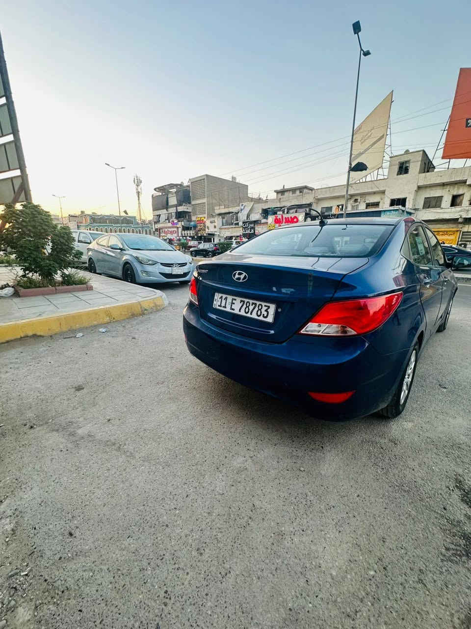 السلام عليكم لبيع اكسنت موديل 2017 سياره كير محرك خير من الله رقم دولي بغداد بسمي  صدر امامي خلفي جديد تبريد ثلج سياره محرك ١٦٠٠ المرغوب حادث بنيد وجاملغ السعر 83 ورقه وبيها مجال بسيط رقم *********** العنوان كراده شارع صناعه
