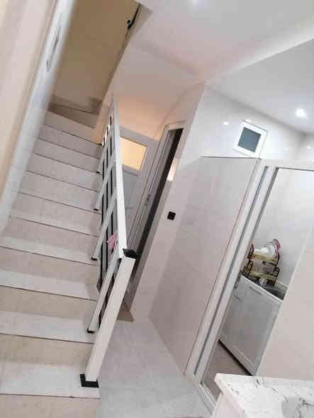 سلام عليكم بيت للبيع في السليمانيه مساحة 100 متر واجهة 10 نزال 10 طابو ملك صرف يتسجل بأسم اي شخص يحمل الجنسيه العراقية البيت في منطقة چوار چرا قريبه على كورد سيتي وقريبه على الشارع العام 
البيت يتكون من 3 طوابق والبيت يرهم يكون بيتين منفصلات الطابق الاول منفصل عن طابق الثاني والثالث مثلا يرهم لعائلتين يسكنون بيه ودرج خارجي 
الطابق الاول: صالة وغرفه نوم وحمامات بس بيهن نقص(يحتاجلهن بس كاشي وسقف مغربي) شغلات بسيطة

الطابق الثاني والثالث كاملات 100‎%‎  
طابق الثاني: صالة وهول ومطبخ وحمامات 
طابق ثالث:غرفتين نوم وحمامات 
اكرر البيت يرهم يكون لعائلتين يكون بيتين منفصلات 
والبيت كامل من كلشي ومتوفر كلشي يمه من ناحية كهرباء وماء 

سعر البيت 9 دفاتر ونص وبيه مجال بسيط ان شاء الله 

للتواصل: *********** السليمانية
