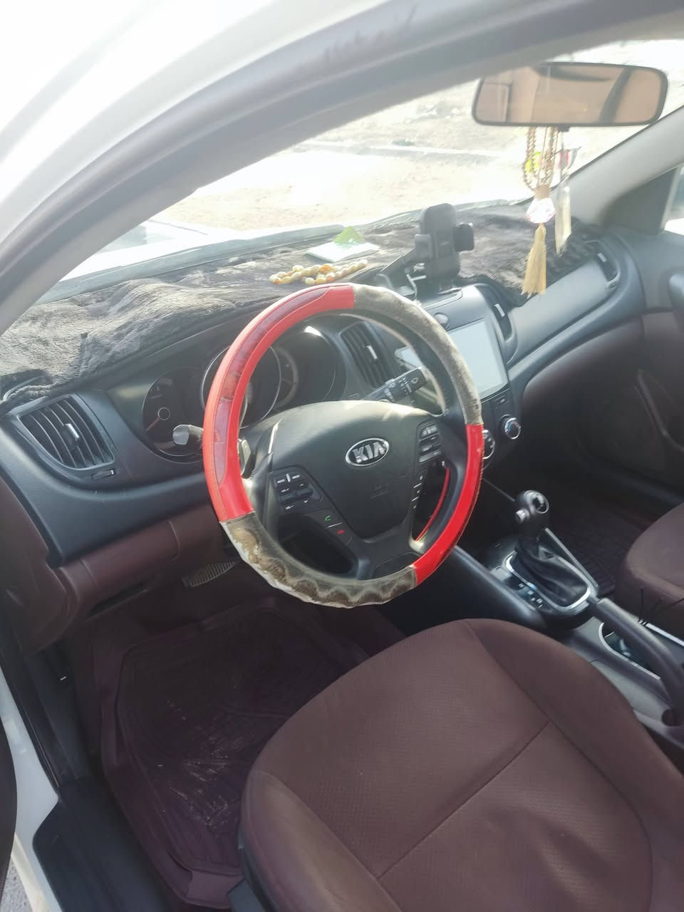 سلام عليكم كيا سيراتو موديل 2011 وارد خليجي سيارة كل معلومات البدي مرفقة بالسونار سيار فول تحكم نمر بالستيرن .گير 6نمر اوتو وعادي  محرك دووش سيارة بسمي .وشرط ماتذب علية ربع كامله مكمله رقم دولي بصرة  رقمي *********** السعر 98
