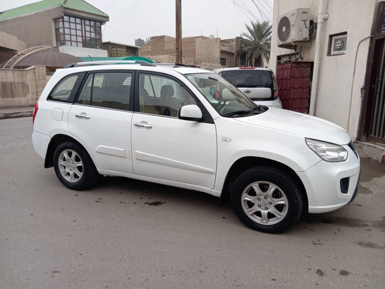 السلام عليكم للبيع شيري تيكو موديل 2013محرك 1800 كير كهربائي 
 سياره جديده جدا مكفوله كفاله عامه سياره على وضع الشركة سياره بأسمي رقم انكليزي هزه جديد سنويه 2030 تحويل مباشر
ماشيه 123حقيقي
سعرها 72 وبي مجال 
العنوان بغداد الاعظمية
*********** شراي يتصل
