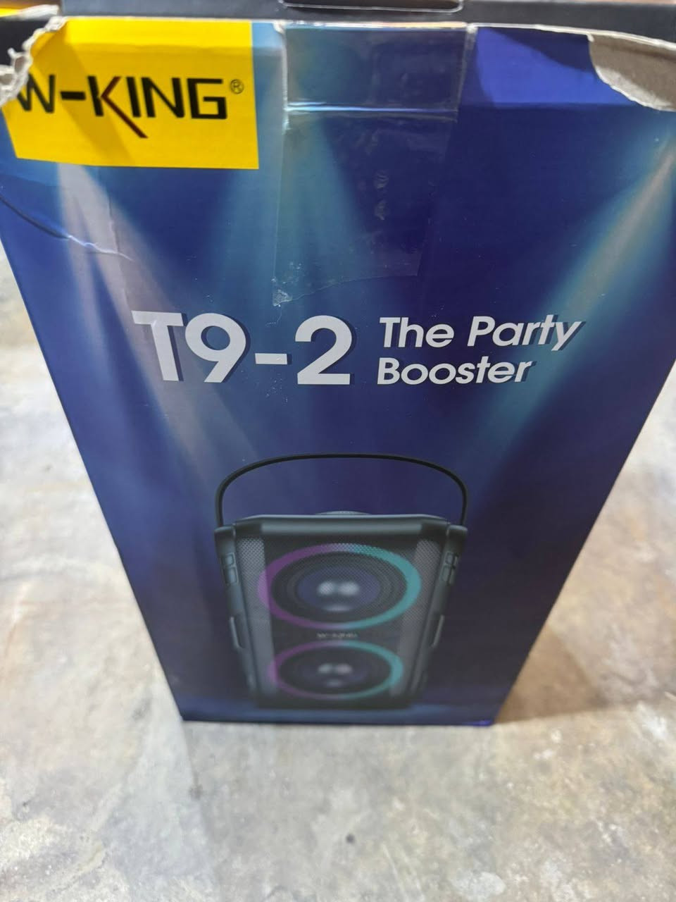 مكبر صوت محمول من إنتاج شركة W-KING، وتحديداً الموديل T9-2، المعروف أيضاً باسم "The Party Booster". 
Amazon.ae
Amazon.ae
 +1
المميزات والمواصفات الرئيسية:
قوة الصوت: يتمتع بقدرة خرج تصل إلى 80 واط، ويوفر صوتاً قوياً يصل إلى 105 ديسيبل بفضل تقنية DSP المدمجة.
الاتصال: يدعم تقنية Bluetooth 5.3 لاتصال سريع ومستقر، بالإضافة إلى خيارات تشغيل عبر بطاقة TF، ومنفذ USB، ومدخل AUX.
الإضاءة: مزود بأضواء RGB ديناميكية (ديسكو) ملونة بسبعة أوضاع مختلفة تتزامن مع الموسيقى لخلق أجواء احتفالية.
البطارية: يحتوي على بطارية بسعة 10000 مللي أمبير إلى 12000 مللي أمبير (حسب الإصدار)، مما يوفر ساعات طويلة من التشغيل المستمر.
ميزات إضافية: يدعم خاصية TWS التي تتيح ربط مكبري صوت معاً للحصول على صوت ستيريو مزدوج. 
Amazon.ae
Amazon.ae
 +2
معلومات إضافية:
يأتي بتصميم متين مع مقبض لسهولة الحمل، مما يجعله مناسباً للحفلات الخارجية والمناسبات.
يتميز بوجود زر دوار مخصص للتحكم في مستوى "الباس" (Bass) لتخصيص الصوت حسب الرغبة. 
Amazon.ae
Amazon.ae
 +1


**إذا كنت صاحب هذا الإعلان وتريد حذفه لأي سبب، رجاءا أرسل رسالة إلى الدعم الفني**