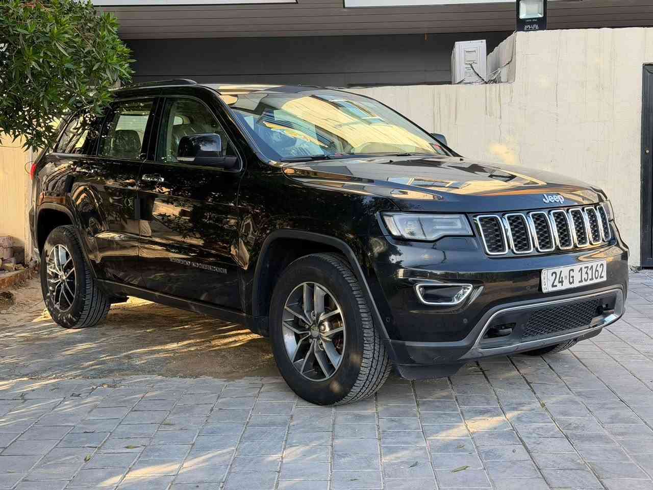 السلام عليكم  جيب كراند شيروكي
الموديل:2018 (خليجي وكالة هارلم )
المحرك : V6. السيارة مكفولة كفالة عامة فقط باب خلفي بي شخط ومصبوغ بدون حادث فقط رش صبغ 
المواصفات :
ماشية63الف كم 
• دفع رباعي 4x4 . 
• ويل قياس 20 انج 
• انارة متحركة 
• سقف بانوراما .
• شاشه كبيرة .
• نظام الخرائط (GPS) 
• ستيرن كهربائي .
• المصابيح الأمامية زنون
• كشافات الضباب زنون .    
• تشغيل عن بعد .
• صندوق كهربائي ..
• حفظ وضعيات الجلوس (ميموري) .
• المقاعد الأمامية كهربائية .
• المقاعد الأمامية تبريد وتدفئة 
• المقاعد الخلفية تدفئة .. 
• حساسات أمامية . 
• حساسات خلفية . 
• كاميرا خلفية دوارة
• تدفئة ستيرن . 
• مانع تصادم خلفي .
• ابل كاربلي وايرلس . 
• محدد سرعة . سقف بنوراما فتحتين
• نظام التشغيل والاطفاء الاوتوماتيكي ( Auto Start System. 
• ⁠مري قلاب
• ⁠مري شفط
• وضعيات قيادة
• ⁠شفتات ستيرن
• ⁠داخل بيجي 
مكاني بغداد حي اور 
***********
