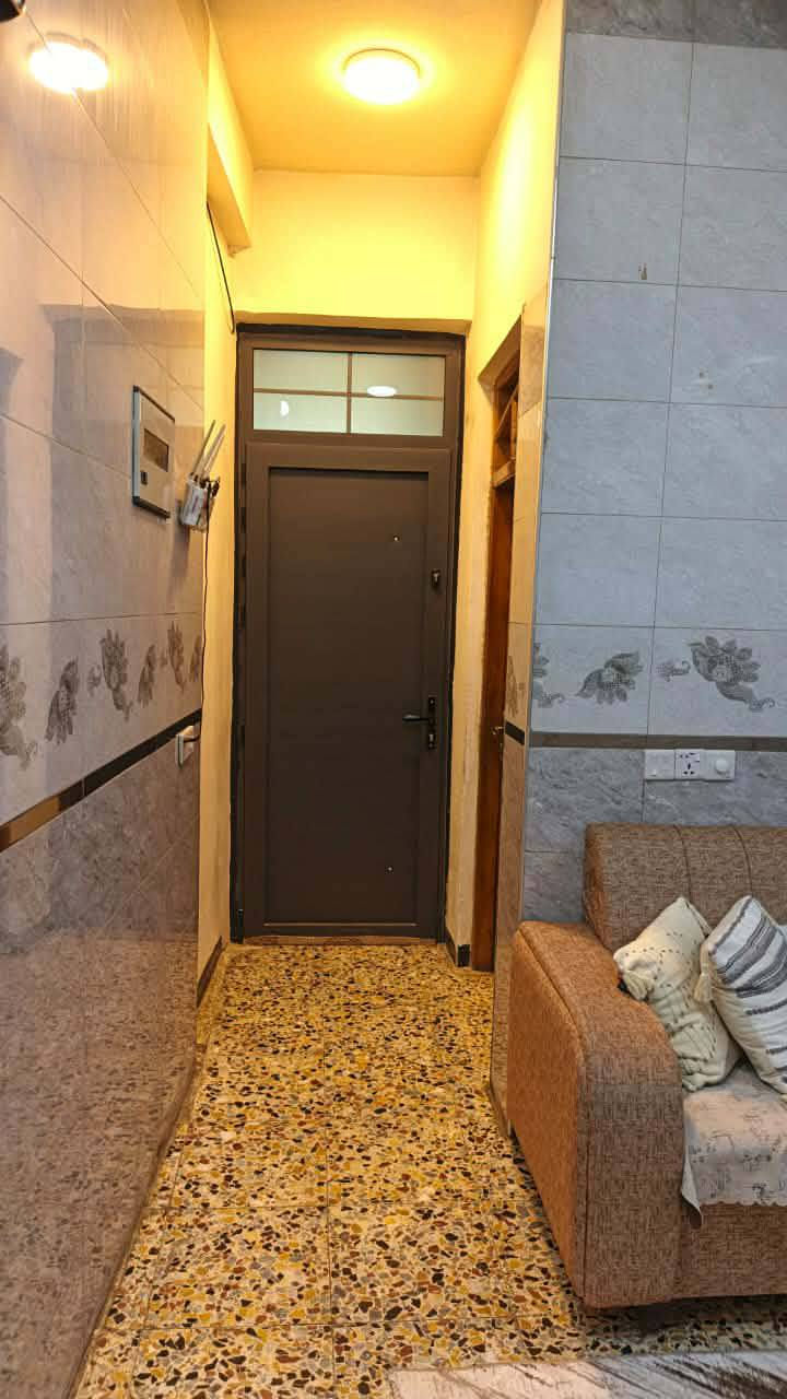 السلام عليكم... 
دار للبيع طابو صرف.....المحموديه محلة السراي قرب صيدلية النبض بنفس فرع الصيدلية قريب جدا من شارع السوق ... 
المساحة ١٠٤ م... طابقين... يحتوي على ثلاثة غرف نوم سنة البناء ٢٠١٩ ... البيت ماخوذ عليه صندوق عقاري باقي ١٥ مليون تسديد الشهري ١٨٥ ألف للاستفسار مراسلة الصفحة او الاتصال على ه‍ ***********  /  ***********
