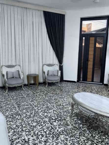 بيت بناء حديث درجة أولى للبيع السعر 155 مليون المساحه 250 متر بالبكرلي الثالثة قرب قاعة الحديد ومحطة البانزين الجديدة  يقع على شارع عرضه 10 أمتار قرب خط كيات البكرلي خدمات كامله ماء اساله وكهرباء ومجاري وقريب عالتبليط جدا يحتوي على ثلاثة غرف نوم وصاله ومطبخ حار بارد وهول كبير جدا ومجمع صحيات داخليه وصحيات خارجية وحديقه وكراج سيارة عالي عن الشارع البيت مربوط مجاري بناء طابوق جمهوري سند 25 طابو زراعي تحويل مباشر باسم المشتري للاستفسار ***********
