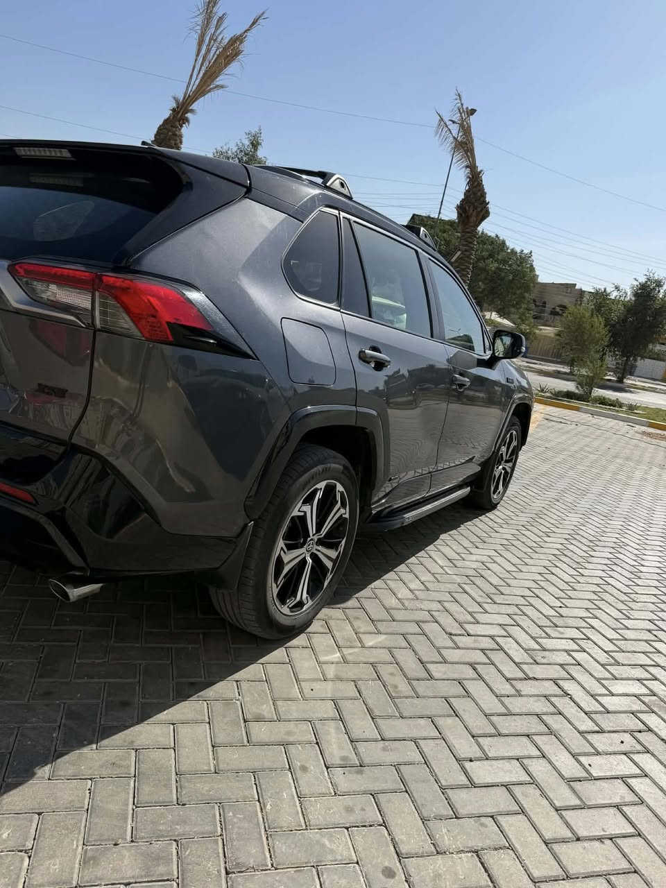سيارة RAV4 موديل 2022
رقم بغداد / الرقم الجديد
لون رصاصي.
ماشية ٨٤ الف تقريباً
الضرر / جاملخ خلفي خفيف / موجودة بالصورة

المحرك: 2.5 لتر 4 سلندر + محرك كهربائي
🔹 نظام الدفع: AWD دفع رباعي ذكي

🔹 نظام Plug-In Hybrid قابل للشحن بالكهرباء
🔹 مدى كهربائي يصل إلى 80 كم تقريباً بدون استخدام البنزين

✨ المواصفات الخارجية:
✔️ إضاءات LED أمامية وخلفية
✔️ فتحة سقف سلايد
✔️ بصمة تشغيل وفتح ذكي
✔️ صندوق كهربائي 

🛋 المواصفات الداخلية:
✔️ شاشة معلومات كبيرة مع Apple CarPlay & Android Auto
✔️ شاشة عدادات رقمية
✔️ مقاعد جلد رياضية
✔️ تكييف أوتوماتيك مزدوج
✔️ شحن موبايل وايرليس

🛡 أنظمة الأمان:
✔️ نظام المحافظة على المسار
✔️ رادار أمامي وتحذير تصادم
✔️ كاميرا خلفية وحساسات
✔️ 7 وسائد هوائية
✔️ كروس سرعة

🚀 سيارة عملية، عائلية، قوية، واقتصادية بنفس الوقت 

للاستفسار راسلنا على الخاص
او الاتصال ***********
العنوان / بغداد / الكرخ

