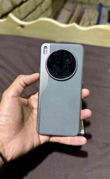 السلام عليكم جهاز للبيع 
_تكنو كامون 40 بريمير 5G 
_ذاكره 256 والعشوائية 12+6 
_الشاشة 144hz والشاشة امولد 
_كامل ملحقاته شاحنه 70 واط الأصلية 
_معالج جداً قوي يدعم ببجي 120 فريم 
الجهاز جداً نظيف وكامل ملحقاته سعر 365 الف وبي مجال بسيط 
_مكاني / بغداد-سبع قصور يوجد توصيل للمناطق القريبة 
_رقمي *********** متواجد واتس + فيسبوك بغداد
