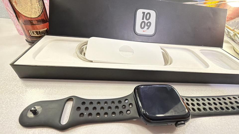 ساعة أبل  Apple سيريس 7 Nike  ماستر 
شاحنتها والسير نايكي اصلي اصلي اصليييي 👌🏻 

ابيعة بكج كامل ٢٢٥ الف دينار 

الف عافية الي ياخذها 
مابيها اي ضرر 
 
اجاوب فقط وتس رقم 
***********
