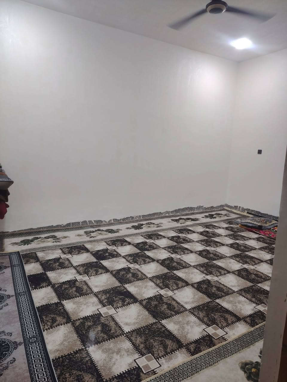 سلام عليكم بيت البيع
بل للكابنات شارع عشره بي غرفتين نوم ومطبخ حار وبارد 
وستقبال وصحيات داخليه وخارجيه الستفسار ***********
