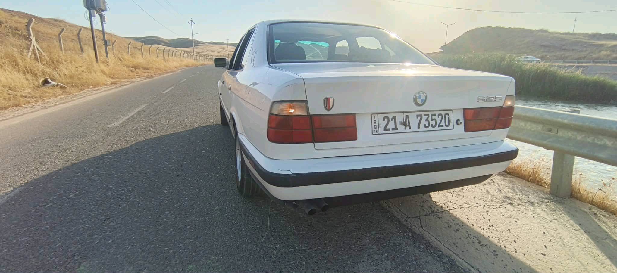 بي إم دبليو 525 E34 نظيفة ومبين عليها محافظة، لون أبيض، شكلها مرتب من برّه وبيها حضور جميل. السيارة تبين شغّالة ومستخدمة يوميًا/بشكل جيد، وموديل كلاسيكي مطلوب ويصلح للاستعمال أو الهواية. إذا تريد تفاصيل أكثر عن المكينة، القير، والحالة الفنية راسلني.
