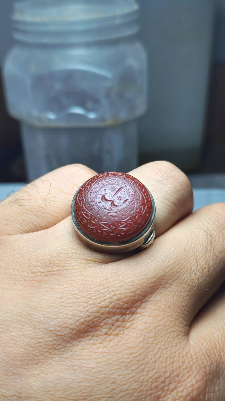 اللهم صل على محمد وآل محمد الطيبين الطاهرين
يماني احمر حر طبيعي قطع دائري خط البركة السيد محمد العاملي خط على الفص في الوسط لفظ الجلالة والاسماء النوارنية للمعصومين الاربعة عشر صياغتي اليدوية صياغة ثقيلة للبيع السعر على الخاص مكاني بغداد مدينة الصدر رقمي للإتصال*********** يوجد توصيل..
