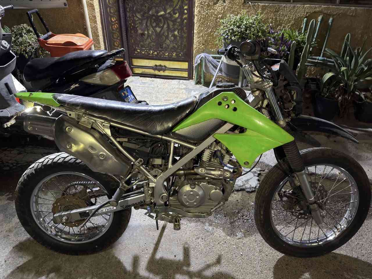 قفاز كاوكسي ياباني للبيع مكينه 250cc دراجه نكره مكينه مكفوله برغي ممفتوح بيه بجيس نقص فقط بريك خلفي دراجه تايرات جديده دبلات جديده سعره 950 وبيه مجال بسيط سرعه 160 شلعه ومعدل بيه مكاتبه ومنفيس مكاني بغداد رقمي *********** متواجد واتساب وفيس واتصال هم
