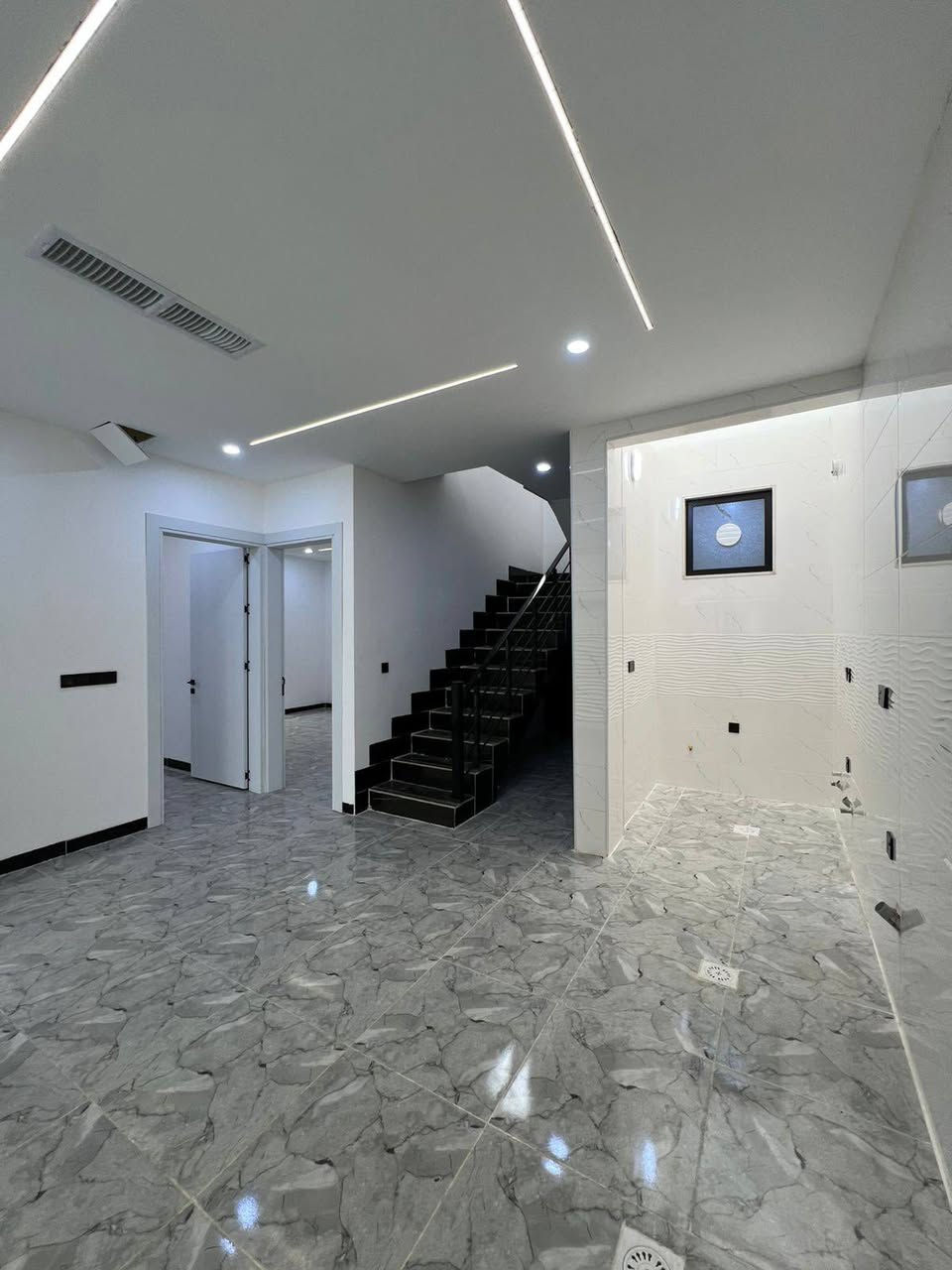 دار طابق واحد واجهة ملكية
مساحة العقار : 135M
موقع 📌 : كركوك شوراو قاطع السابع قرب شارع العام
سعر العقار : 73 مليون قابل لتفاوض
عدد غرف العقار : 2 غرف نوم 
للأستفسار : التواصل على الرقم التالي***********
