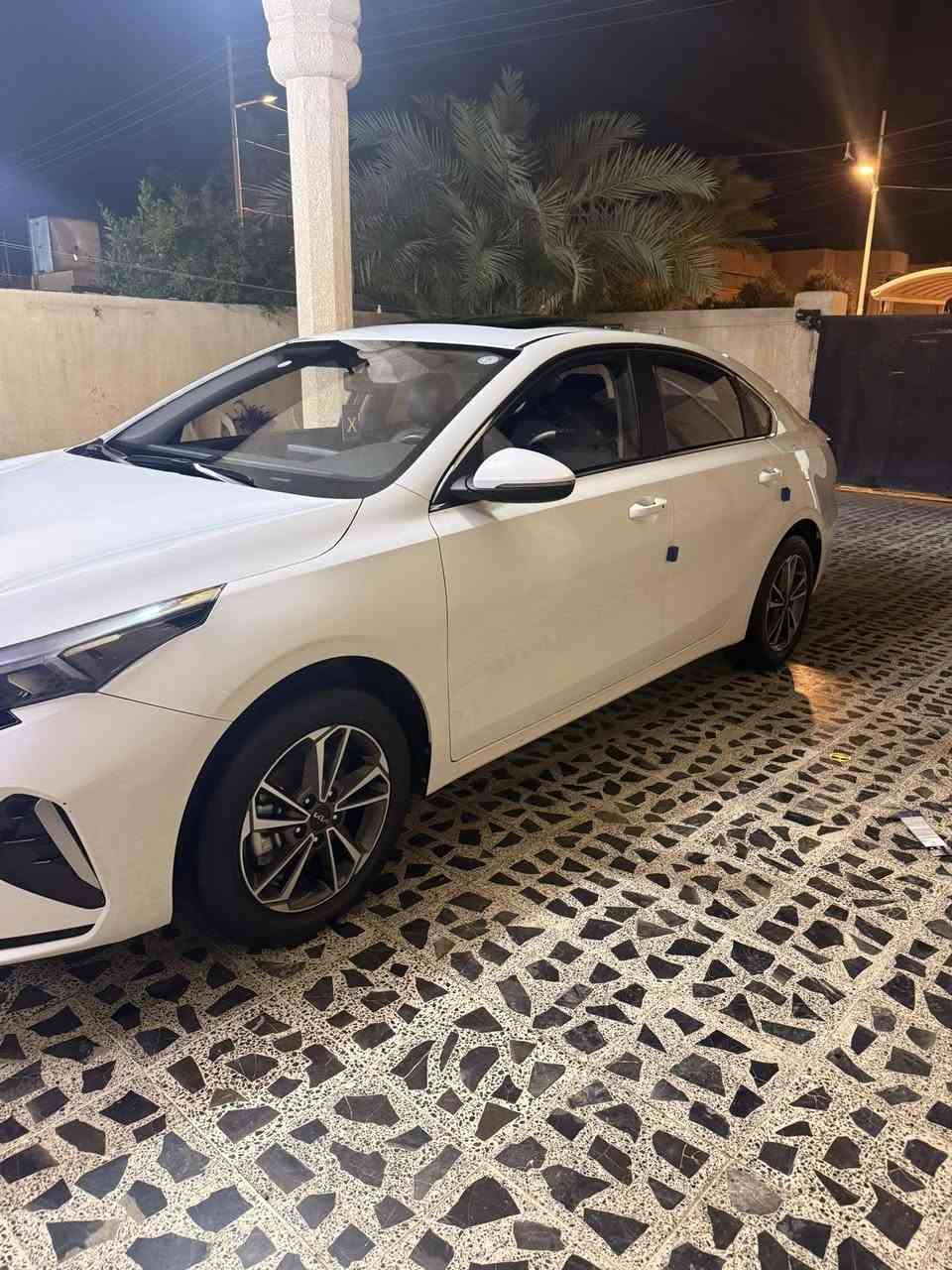 السلام عليكم k3 موديل 2024  فول مواصفات السياره نظيفه بيها طخه زغيره بالتكمه الجوا الباب ماشيه ٥٣ الف وقابل للزياده السعد ١٤٢ وبيها مجال*********** رقم اربيل
