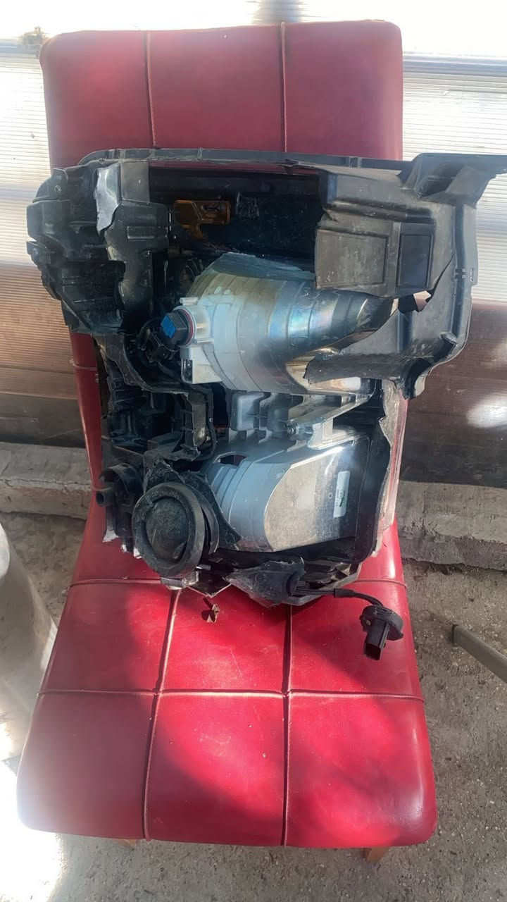 السلام عليكم زوج لايت اصلي مال سلفرادو2024  كوستم جهة يسره مكسور  من الجامة ومن الخلف واليمنه جديد حدثت السيارة وبقن هذني للبيع ثنينهن ب190 الف وبيهن مجال بسيط موجودات بزيونة ***********
