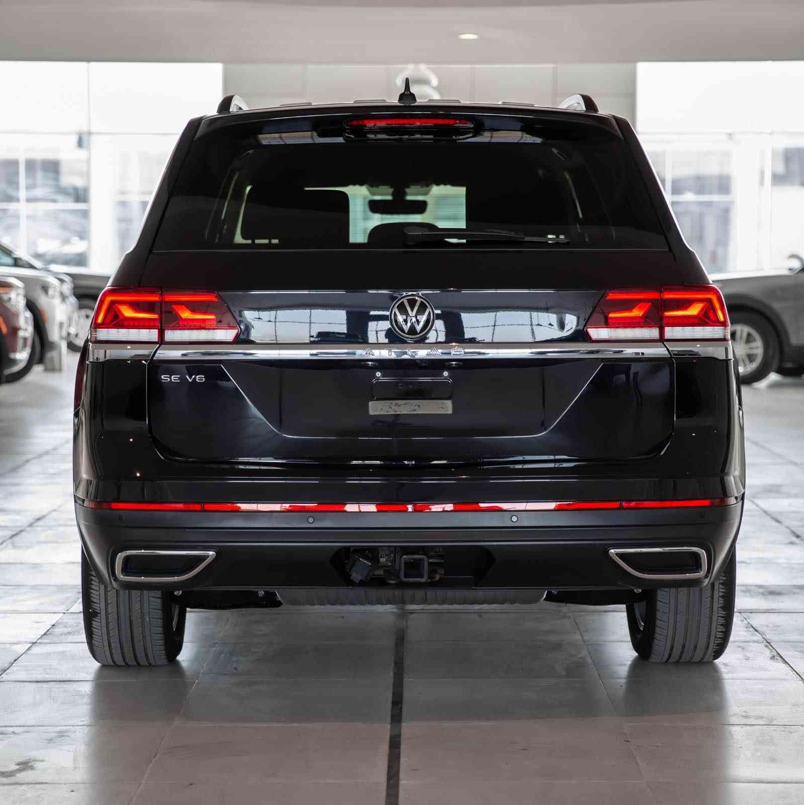 سڵاوتان لێبێت 
Volkswagn atlas 2023 v6 se
سەیارەکە ٣١،٠٠٠ مایڵ ڕۆشتووە و بێ بۆیاخە ڕەقەم کاتیە گێڕ و مەکینەی بەشەرت سەیارەیەکی زۆر جوان و تازەیە هەموو گیانی بەشەرت 
مواصفات:

١. بزوێنەر و گێڕ (Engine & Performance)
• بزوێنەر: 6 پستۆن (V6) بە قەبارەی 3.6 لیتر (سروشتی، بێ تۆربۆ - Atmospheric).
• هێزی بزوێنەر: 276 ئەسپ (Horsepower).
• زەبر (Torque): 361 نیوتن-مەتر.
• گێڕ: 8 خێرایی ئۆتۆماتیک (Tiptronic) لەگەڵ ئەگەری گۆڕینی دەستی.
• سیستەمی پاڵنەر: بە شێوەیەکی گشتی یان پاڵنەری پێشەوەیە (FWD)
• توانای ڕاکێشان (Towing Capacity): دەگاتە نزیکەی 2,268 کیلۆگرام (5,000 lbs).
٢. مواسەفاتە دەرەکییەکان (Exterior Features)
• لایتەکان: لایتی پێشەوە و دواوە بە تەواوی LED، لەگەڵ سیستەمی داگیرسانی ئۆتۆماتیکی لایتی بەرز و نزم.
• ویلەکان: ویلی ئەلەمنیۆم بە قەبارەی 18 ئینج یان 20 ئینج (بەپێی پاکێجی SEەکە).
• جام و ئاوێنەکان: ئاوێنەکان کارەبایین و سیستەمی گەرمکەرەوەیان (Heated Mirrors) هەیە، لەگەڵ جامی تاریکی دواوەی شەریکە.
• سندوق: سندوقی دواوەی کارەباییە (Power Liftgate) کە لە ڕێگەی سویچ یان دوگمەوە دەکرێتەوە.
٣. مواسەفاتە ناوخۆییەکان و ئارامی (Interior & Comfort)
• کوشنەکان: 3 ڕیز کوشن (شەو حەوت سەرنشینە)، کوشنی پێشەوە کارەباییە و سیستەمی گەرمکەرەوەی (Heated Seats) هەیە. پێستی کوشنەکان لە جۆری V-Tex (پێستی دەستکردی کوالیتی بەرزە).
• سپلیت و فێنککەرەوە: سیستەمی سپلیتی ئۆتۆماتیکی سێ ناوچەیی (Climatronic)، کە ڕێگە بە سەرنشینانی دواوەش دەدات پلەی گەرمی خۆیان کۆنتڕۆڵ بکەن.
• شاشە و مۆڵتیمیدیا:
• شاشەی سەرەکی بە قەبارەی 8 ئینج کە سیستەمی Apple CarPlay و Android Auto بە وایەر و بێ وایەر پشتگیری دەکات.
• شاشەی پشت سوکان (Digital Cockpit) کە دیجیتاڵییە و زانیارییەکانی لێخوڕین پیشان دەدات.
• شەحن: چەندین پۆرتی USB-C بۆ ڕیزی پێشەوە و دواوە، لەگەڵ سیستەمی شەحنی بێوایەر (Wireless Charging).
٤. سیستەمی سەلامەتی و یارمەتیدەری شۆفێر (Safety & IQ.DRIVE)
نرخ:٢٨٧ وەرەقە و کەمێک مەجال
ژمارەی مۆبایل:***********
WhatsApp&Viber✅ السليمانية, العراق
