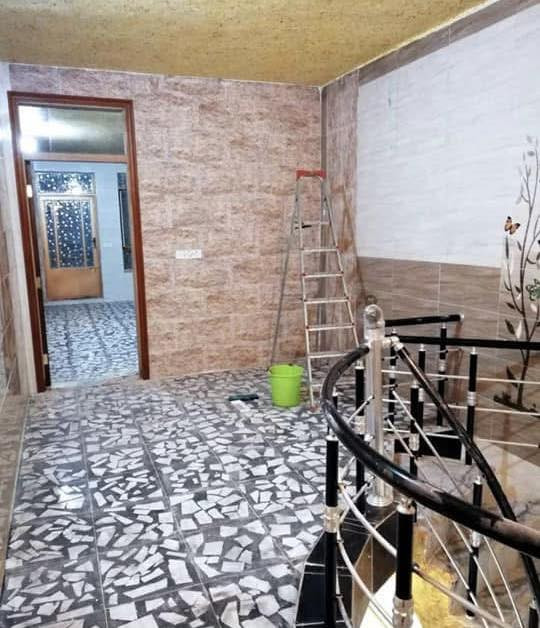 دار للبيع. 
الموقع الشعب التجار العقاري الأولى قرب فلكه بلقيس 
بفرع جامع النذير البشير 
مساحه الدار 119 
واجهه 3.40 م نزال 35
مدخل واحد طابق اول كراج سياره وحديقة صغيره 
استقبال + هول + مطبخ + خدمات + غرفه 
طابق ثاني غرفه وحولي وسطح غرفه سندويج بل سطح 
سنه البناء 2019-2020

للتواصل *********** واتساب واتصال 
او مراسله
