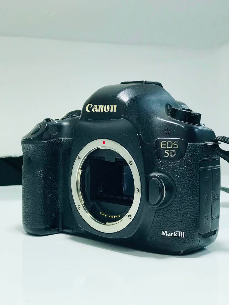 للبيع
كامره كانون 5d mark3

ملحقاتها

 عدسه سيكما 70-300

شاحنه

بطاريه

رام 64GB

السعر 700 وبيهه مجال للشراي يدلل عليه 

المو شراي لا يتعبني ولا يعلق

للاستفسار اكثر على الخاص او اتصل على الرقم ***********
