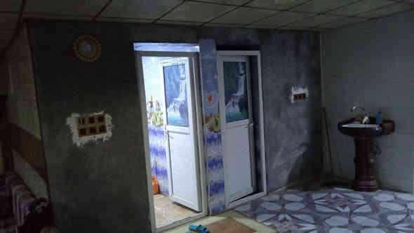 محلات مع منزل للبيع المساحه الكليه 250 متر مربع الواجه 10 متر والنزال 25 متر
المحلات رباط ارضي وسقف كونكريت كاملات وجاهزات مع العلم انه المنزل عباره عن بناء والسقف سندويج ومؤجر الموقع ابي الخصيب شارع ابو كوصره من مدرسة تدمر وبتجاه طريق الفوك قرب شارع الرحمان على الشارع الرئيسي 
طابو زراعي عراقي اتعهد بالرسميات والوكاله 
السعر 97 مليون 
الهاتف ‏‪***********‬‏
،،،
