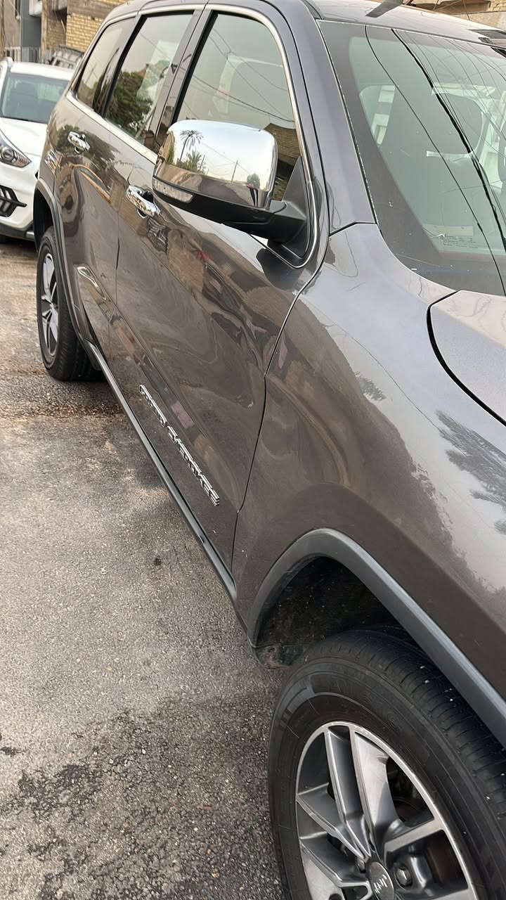 جيب شيروكي 2017 للبيع امريكي السيارة باسمي  الاستفسار ع الرقم ***********العنوان بغداد الدورة
