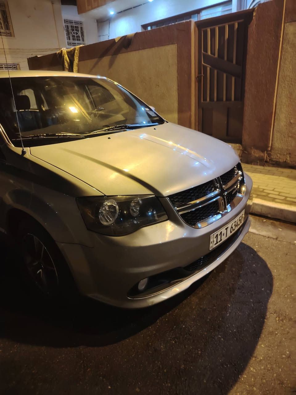 دوج كرفان موديل ٢٠١٩فول مواصفات رقم بغداد بسمي حادثها جاملغ خلفي ايرباك برده فقط سياره جاهزه كير محرك حداديه كل عل وضع الشركه ماشيه ٧٠ الف مكان السياره كربلاء للاتصال ***********
