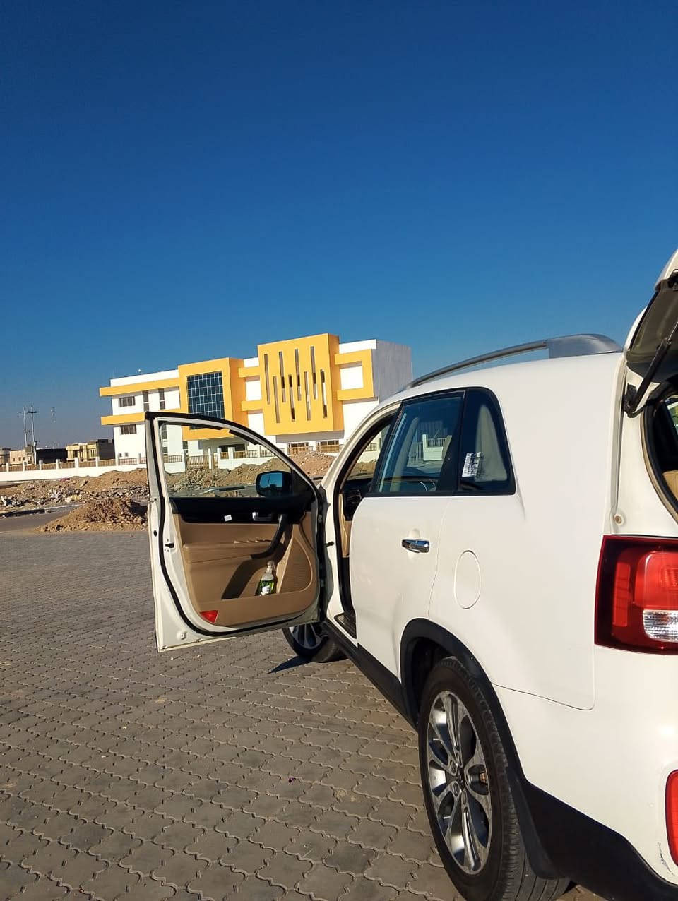 سلام عليكم
كيا سورنتو مديل 2014 خليجي  بيها اربع طلقات وطخه خفيفه بالباب عكس باب السايق وصبغ بنيد فقط مكينه اربعه سلندر 2400 دوش جديده توها شادها تايرات حداديه جديده  ماشيه 195 كم سياره عائليه عدد الركاب 7  
 سعرها 160 
الرقم: ***********
