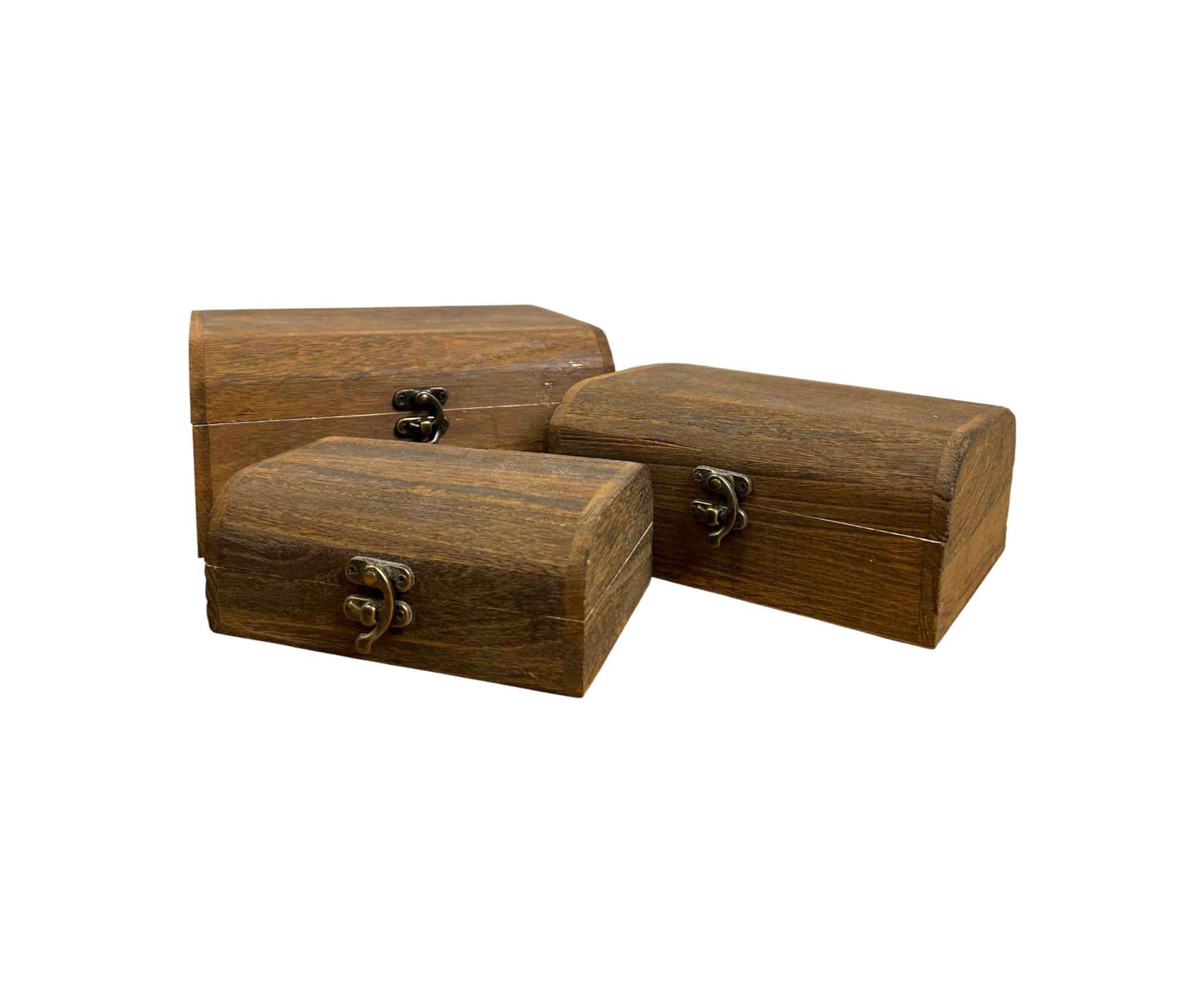 السعر 24الف دينار التوصيل 5 الاف
طقم صناديق حفظ خشبية (3 قطع بأحجام مختلفة)

الاستخدامات:

لتخزين الإكسسوارات والمجوهرات والمقتنيات الشخصية بطريقة أنيقة.

مثالية لحفظ المفاتيح، الصور التذكارية، أو العملات القديمة.

يمكن استخدامها كعنصر ديكور يضفي لمسة كلاسيكية على أي غرفة.

مناسبة كعلب تغليف للهدايا الفاخرة.

المميزات:

تصميم كلاسيكي أنيق من الخشب الطبيعي يمنح لمسة فنية للمكان.

إغلاق معدني متين بلون نحاسي عتيق يزيد من الطابع التراثي.

تشطيب خارجي ناعم ومتين مع حواف مصقولة.

صناديق متداخلة (توضع داخل بعضها لتسهيل التخزين).

خفيفة الوزن وسهلة الحمل مع مساحة داخلية مناسبة لحفظ الأدوات الصغيرة.

محتويات الصندوق:

3 صناديق خشبية بأحجام مختلفة:

- الكبير: طول 21 سم × عرض 17 سم × ارتفاع 10 سم
- الوسط: طول 18 سم × عرض 14 سم × ارتفاع 8 سم
- الصغير: طول 15 سم × عرض 11 سم × ارتفاع 6 سم

الملاحظات:

الألوان ونقشة الخشب قد تختلف قليلًا بين القطع بسبب الطبيعة الخشبية.

يُنصح بمسحها بقطعة قماش جافة للحفاظ على لمعان الخشب.

المنتج خالٍ من أي دهان أو طلاء كيميائي ضار. بغداد, العراق


**إذا كنت صاحب هذا الإعلان وتريد حذفه لأي سبب، رجاءا أرسل رسالة إلى الدعم الفني**