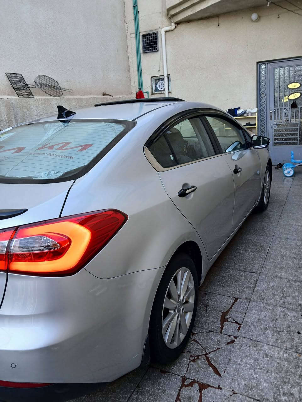 كيا سيراتو خليجي شركة الدوليه  موديل 2016 ماشيه ٧٠ رقم بغداد انكليزي جديد قبل فتره جددتهن بسمي هزة جديدة سنوية جديدة تحويل مباشر 
مكفوله ماعدا فقط بنيد صبغ بدون فتح بدون معجون مشخط جان ونصبغ بارد مكانين زغار تخم تاير اصلي صدر خلفي امامي جديد سياره ادامه كامله كل نقص مابيها تبريد تدفئه كلشي شغال بيها منظومة زنون لد امامي خلفي
فول مواصفات واحد ع واحد عدة البصمة سلايد روف بيها ريمونتات عدد2 ويل كب عدد 5 داخل بيجي
مري شفط شفتات ستيرين فول تحكم ستيرن ٣انظمه ستيرن شاشه وكامره شادهن ٣٥٠الف اصليه كار ابلي تحكم ستيرن 
محرك وكير بلاديات ممفتوحات على وضع شركة حجم المحرك 1600دوش كير AT نمر6
تبريد قطعتين خلفي ثلاجة بلجكمجة السعر ١٢٠ اوبيها مجال بسيط ***********
