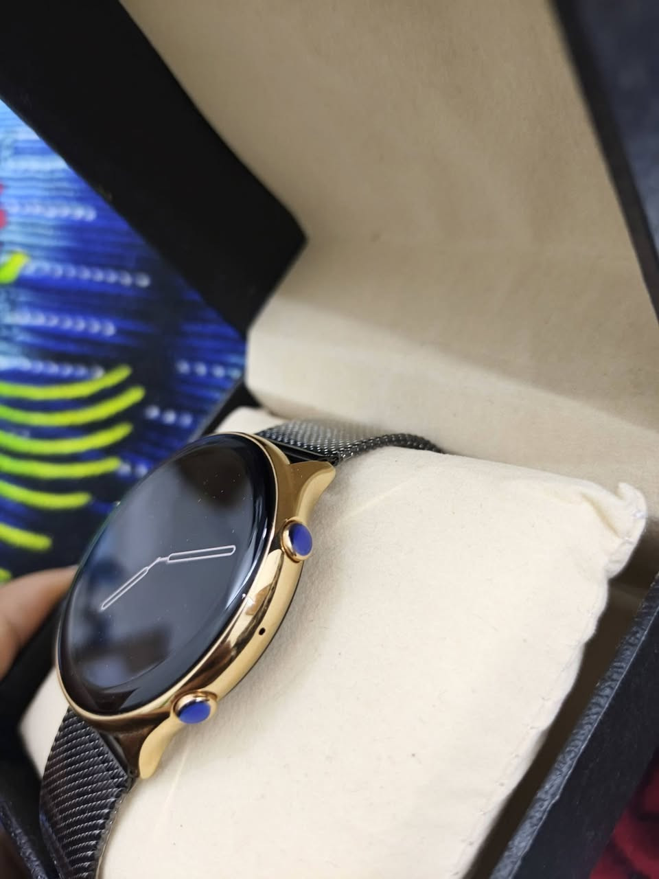 بناءً على الصورة، تبدو هذه الساعة وكأنها ساعة ذكية من فئة الساعات "العصرية" (Fashion Smartwatches)، والتي غالباً ما تُباع تحت علامات تجارية مثل Haino Teko (مثل طراز H26 أو طرازات مشابهة).
تتميز هذه الساعة بالتالي:

التصميم: هيكل دائري باللون الذهبي مع زرين جانبيين يبرز عليهما اللون الأزرق، وحزام معدني من نوع "mesh".

الشاشة: عادة ما تأتي بشاشة من نوع AMOLED وتعد من اقوى الشاشات توفر ألواناً زاهية وواضحة، مع واجهات ساعة مميزة مثل الواجهة الظاهرة في الصورة.

الميزات الأساسية: تدعم هذه الفئة من الساعات عادةً ميزات مثل إجراء واستقبال المكالمات، تتبع الأنشطة الرياضية، مراقبة نبضات القلب، وتتبع النوم. 

يُلاحظ أن هذا التصميم يحاكي نمط الساعات الفاخرة مثل سلسلة Honor Watch GS،
السعر 40 مع التوصيل


**إذا كنت صاحب هذا الإعلان وتريد حذفه لأي سبب، رجاءا أرسل رسالة إلى الدعم الفني**